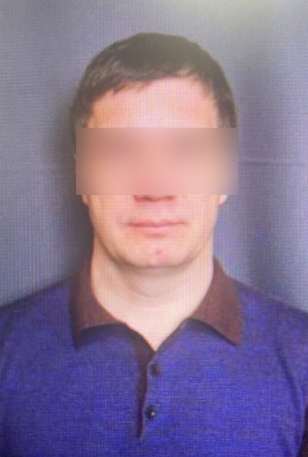  Экс-гендиректор Фонда капремонта Ставропольского края Евгений Бражников и его подельник Алексей Комов получили сроки за хищение 3,91 млн рублей Приговор по делу о мошенничестве в особо крупном размере вынес Октябрьский районный суд Ставрополя. Бражников на фото слева и Комов на фото справа отделались тремя годами колонии общего режима, тогда как максимальный срок, предусматриваемый ч. 4 ст. 159 УК РФ, – 10 лет лишения свободы со штрафом в миллион рублей. По гражданскому иску с осуждённых взыскали сумму ущерба. Кроме того, суд арестовал имущество Бражникова и запретил им распоряжаться. Доказано, что с мая 2018 года по июнь 2023-го гендиректор Фонда капремонта Ставрополья Бражников и замруководителя стройфирмы – ООО «СК Феникс» – Комов присвоили более 3,9 млн рублей при выполнении контрактов. Эти деньги должны были выплатить субподрядчику, которого наняли ремонтировать общее имущество многоквартирных домов в Ессентуках, Невинномысске и Светлограде. Не желая расплачиваться с исполнителем работ, Бражников и Комов наврали о предбанкротстве ООО «СК Феникс». Далее гендиректор краевого Фонда капремонта убедил директора субподрядной организации подписать допсоглашения о том, что с ним полностью рассчитались, фактически это было не так. В итоге на Бражникова и Комова завели уголовное дело. Приговор по их делу пока не вступил в законную силу. «ВКонтакте» и в «Одноклассниках», чтобы быть в курсе самых интересных новостей Кавказа. Фото: УФСБ России по Ставропольскому краю. -канал АиФ – Северный Кавказ