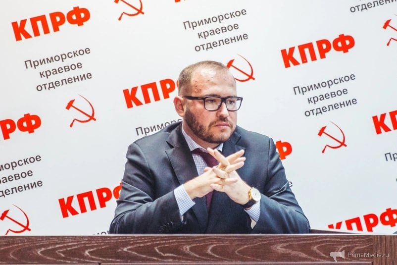 10 млн рублей выплатил лидер КПРФ в Приморье за элитную квартиру по иску прокурора Как стало известно ИА PrimaMedia с вице спикера Заксобрания Приморья и лидера краевой КПРФ Анатолия Долгачева истребовали в доход государства 10 1 млн рублей Такую сумму неподтвержденного дохода с него постановил взыскать Фрунзенский районный суд Владивостока по иску прокурора Приморья депутат не смог подтвердить происхождение большей части средств на которые купил элитную 4 комнатную квартиру в небоскребе ЖК Аквамарин Согласно информации банка данных ФССП России долг с Анатолия Долгачева взыскивали постепенно Например в конце ноября за ним числилось уже не 10 а 3 3 млн рублей А в декабре с него взыскали и эту сумму На текущий момент ФИО коммуниста исчезло из реестра должников Исполнительное производство окончено Долг закрыт подтвердил собеседник ИА PrimaMedia в ГУ ФССП России по Приморскому краю уточнив что это произошло недавно Таким образом на истребование долга с вице спикера у приставов СОСП ушло чуть больше шести месяцев PrimaMedia в подпишись 18