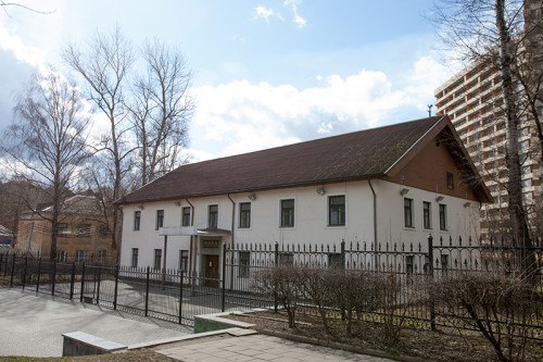 Женщины с детьми смогут бесплатно посетить Красногорский филиал Музея Победы в День матери Традиционно День матери отмечают в России в последнее воскресенье ноября В этом году праздник выпадает на 30 число В течение всего дня вход в Красногорский филиал Музея Победы для мам с детьми до 14 лет будет свободным Для получения входного билета посетителям необходимо предъявить в кассах свидетельство о рождении ребенка и паспорт матери Сотрудники музея в День матери проведут специальную просветительскую программу которая начнется в 11 00 Гостям расскажут о том как появился праздник о его главных символах а также истории создания известных и малоизвестных памятников советским матерям Посетители примут участие в мастер классе по изготовлению оригинальной открытки в ретростиле в технике аппликации из ткани