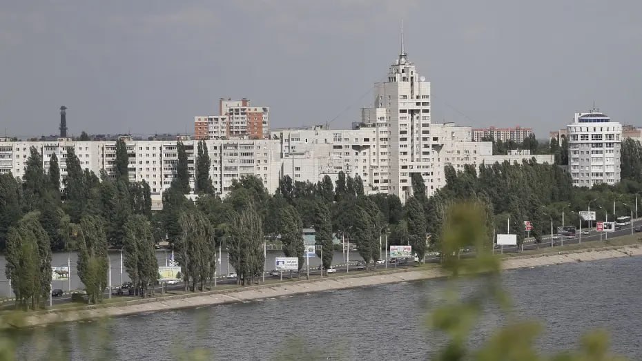 Воронежцы могут слышать громкие хлопки в Левобережном районе  В пресс-службе правительства Воронежской области пояснили, что на одном из заводов проходят профилактические орнитологические мероприятия — разгоняют птиц с помощью пиротехники. Громкие звуки могут продолжаться с перерывами до обеда.