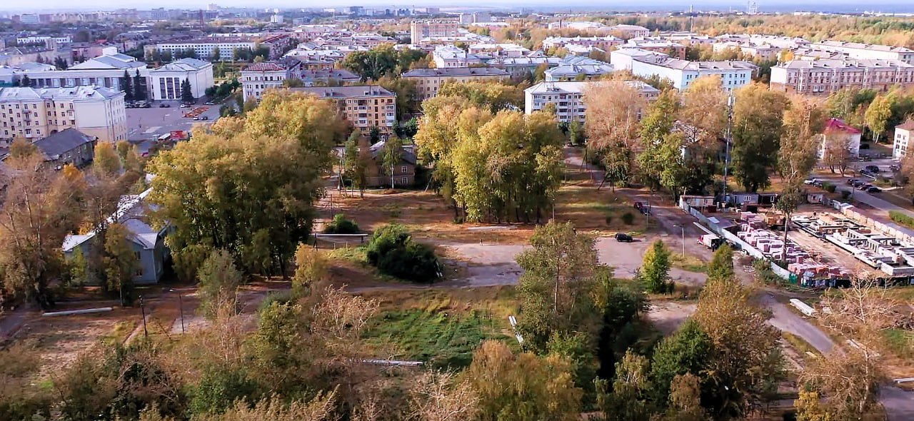 В Северодвинске продолжается расселение и строительство домов по КРТ  В Северодвинске Группа Аквилон продолжает комплексно развивать территории. По итогам аукциона, проведённого администрацией города весной прошлого года, с застройщиком заключён ещё один договор на КРТ – квартала 007.    Речь идёт об участке в границах: ул. Торцева – ул. Полярная – ул. Советская – пр. Ленина. На общих собраниях жители домов, расположенных в квартале, проголосовали за его включение в программу комплексного развития.