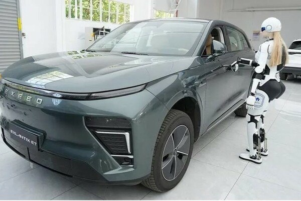 Китайцы завезли в Химки умных роботов которые заменили сотрудников автосалона Это первый случай в российской автомобильной индустрии когда робот гуманоид используется для взаимодействия с клиентами Роботов использует один из автосалонов расположенных в Химках между ул 9 мая и Ленинградкой София построенная на базе интеллектуальной платформы AiMOGA с использованием технологий ранее применённых для робота Mornine способна приветствовать посетителей предоставлять информацию о китайских автомобилях и рассказывать о технологических особенностях бренда Среди её функций автономное распознавание и открывание дверей автомобилей что стало инновацией для роботов такого типа Для ориентации в пространстве шоурума робот оснащён 3D лидаром камерой глубины и широкоугольной камерой Проект находится на стадии тестирования и по его итогам автопроизводитель планирует расширить применение подобных автономных консультантов в дилерских центрах по всей России tipkhimki