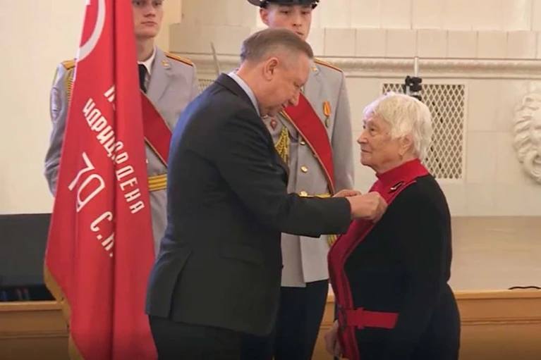 Знак Жителю блокадного Ленинграда вручили тем ветеранам кто был в осаде хотя бы день Александр Беглов и спикер Заксобрания Петербурга Александр Бельский приняли участие в торжественной церемонии вручения знаков Жителю блокадного Ленинграда и юбилейных медалей 80 лет Победы в Великой Отечественной войне 1941 1945 годов После отмены четырёхмесячного ценза их удостоили первых 35 человек проживших в осаждённом городе хотя бы один день Смольный Читай нас в MAX Подпишись на Комсомольскую правду СПб