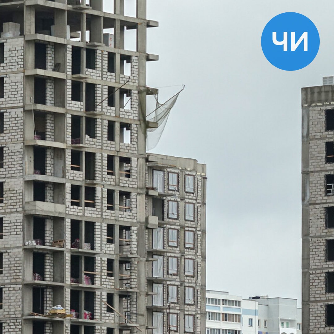 Хуснуллин массовая ипотека в России возможна при ставках 5 6 Массовой ипотека в России станет только при снижении ставок до уровня 5 6 годовых Такое заявление сделал вице премьер Марат Хуснуллин выступая на бизнес форуме Россия Оман в Маскате пишет ТАСС Ипотека должна быть под 5 6 тогда она будет массовой Если ставка будет ниже 10 то ипотека начнет оживать пояснил он При этом Хуснуллин отметил что даже в условиях высокой ключевой ставки ЦБ которая сейчас составляет 16 5 на рынке наметились признаки оживления Отдельно вице премьер указал на проблему низкой доли рыночной ипотеки не поддерживаемой государственными субсидиями По его словам в последний год ее доля составляла лишь 18 что слишком мало для здорового развития всего сегмента Без рынка ипотеке конечно развиваться тяжело заключил Хуснуллин chelny news1