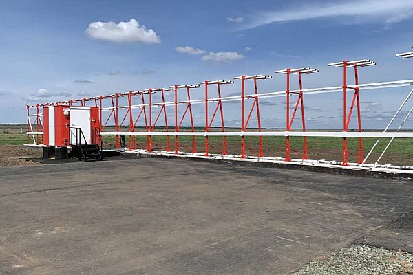 В международном аэропорту Оренбург введена в эксплуатацию новая радиомаячная система посадки На аэродроме Оренбург введена в эксплуатацию современная радиомаячная система посадки типа ILS 2700, оснащенная дальномерным радиомаяком DME/NL 2700. Система отечественного производства заменила устаревшую систему посадки типа СП-80Н, выработавшую свой ресурс. Об этом сообщает AVIA.RU со ссылкой на данные Госкорпорации по ОрВД. Как отмечается в сообщении в телеграм-канале госкорпорации, главное преимущество нового оборудования — обеспечение высокой точности, надежности и безопасности на самом ответственном этапе полета — при заходе воздушных судов на посадку. Особенно в сложных метеоусловиях: при вертикальной видимости не менее 30 метров и горизонтальной видимости не менее 350 метров. aviaru.net/n283640