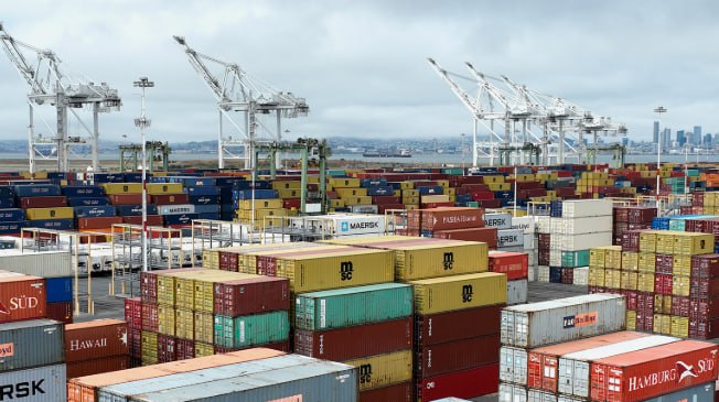 ГК Дело фиксирует снижение контейнерного рынка в России за 10 месяцев на 5 6 Российский контейнерный рынок в январе октябре 2025 года сократился на 5 6 в годовом измерении до 6 2 млн TEU подсчитали аналитики группы компаний Дело По данным ГК Дело сокращение главным образом связано с уменьшением транзитных перевозок между Китаем и Европой спадом импорта через порты Дальнего Востока Падение данных направлений рынка компенсировали импортные перевозки через порты Санкт Петербурга экспорт через сухопутные пограничные переходы с Азией и каботаж в Калининград По оценкам аналитиков группы объем груженых контейнерных перевозок составил 5 9 млн TEU Методика расчета российского контейнерного рынка ГК Дело учитывает груженые перевозки контейнеров следующих во внешнеторговом сообщении через порты России и сухопутные погранпереходы а также транзитные и внутрироссийские ж д перевозки