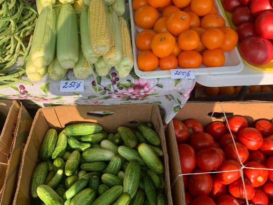 ‍  На краевой ярмарке выходного дня реализуется продукция местных фермеров  В Хабаровске продолжает работу ярмарка выходного дня, которая призвана популяризировать продукцию местных сельхозтоваропроизводителей, для них предусмотрено более 70 мест.    Торговать приезжают из Хабаровского, Вяземского, Бикинского, имени Лазо районов. За 32 рабочих дня с начала сезона реализовано 55 тонн на сумму 15,2 млн рублей.  Фермер Светлана Скорик из Хабаровского района участвует в ярмарке с первого сезона. Вот уже 11 лет она поставляет свою продукцию, которая с каждым годом набирает всё больше покупателей.    Напомним, что с сентября 2024 года по поручению губернатора края Дмитрия Демешина ярмарка выходного дня проводится на площадке у Краевого цирка.