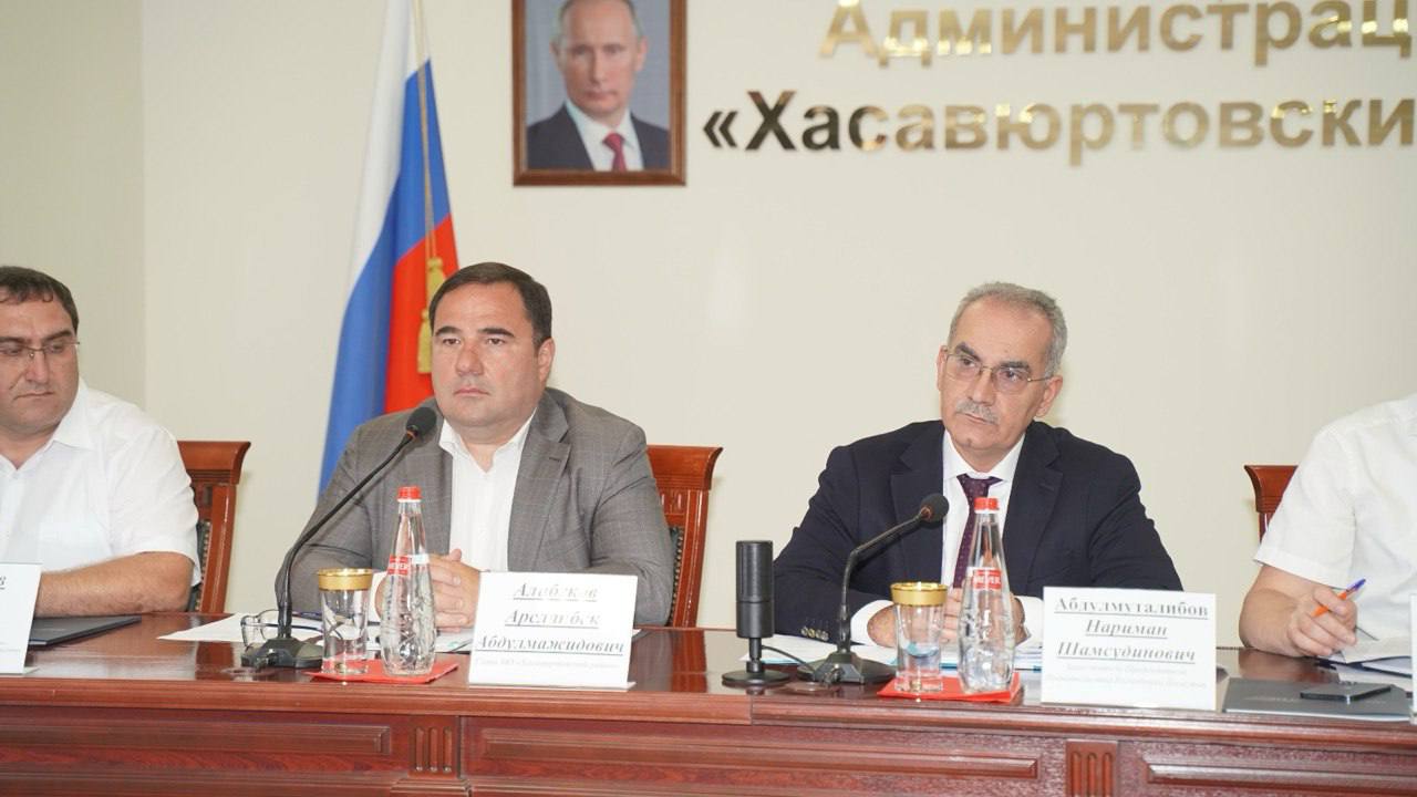 По поручению Абдулмуслима Абдулмуслимова в Хасавюртовском районе обсуждают развитие животноводства северной части республики    По поручению Председателя Правительства Дагестана Абдулмуслима Абдулмуслимова в эти минуты в администрации Хасавюртовского района вице-премьер Нариман Абдулмуталибов проводит выездное совещание по вопросу формирования статистических показателей развития животноводства.    В совещании принимают участие врио министра сельского хозяйства и продовольствия РД Зураб Куччаев, руководитель Комитета по ветеринарии РД Магомед Шапиев, руководитель Дагстата Арсен Рустамов, представители контрольно-надзорных органов, а также главы муниципальных образований северной зоны республики.   В повестке дня – анализ текущего состояния отрасли животноводства в регионе, выявление проблемных зон и разработка мер по улучшению статистического учета и прогнозирования. Особое внимание уделяется вопросам достоверности предоставляемых данных.    Нариман Абдулмуталибов подчеркнул необходимость усиления взаимодействия между муниципальными образованиями и республиканскими ведомствами в части обмена информацией и координации действий. Он отметил, что только совместными усилиями можно добиться объективной картины состояния животноводства и разработать эффективные механизмы его поддержки.