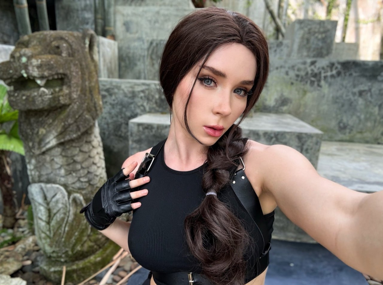 Екатеринбургская порноактриса Sweetie Fox получила ежегодную премию PornHub Awards. Дарья завоевала главную награду в номинации «Самая популярная любительская модель». Всего портал вручил 40 статуэток актрисам со всего мира. PornHub не в первый раз награждает Sweetie Fox. В 2022 и в 2024 году она становилась лучшей косплей-исполнительницей, а в 2023 – лучшей моделью-любительницей. Кроме того, в 2024 году она получила премию AVN Awards порно-«Оскар» в номинации «Любимый косплеер». Дарье 23 года, она уроженка Екатеринбурга. Карьеру начала в 18 лет с фотографий в стиле «ню», однако быстро перешла к хардкору, зарегистрировавшись на PornHub. Девушка снимается исключительно с мужем, при этом наибольшей популярностью пользуются ролики, в которых она предстает в образе героев компьютерных игр, аниме и комиксов. :