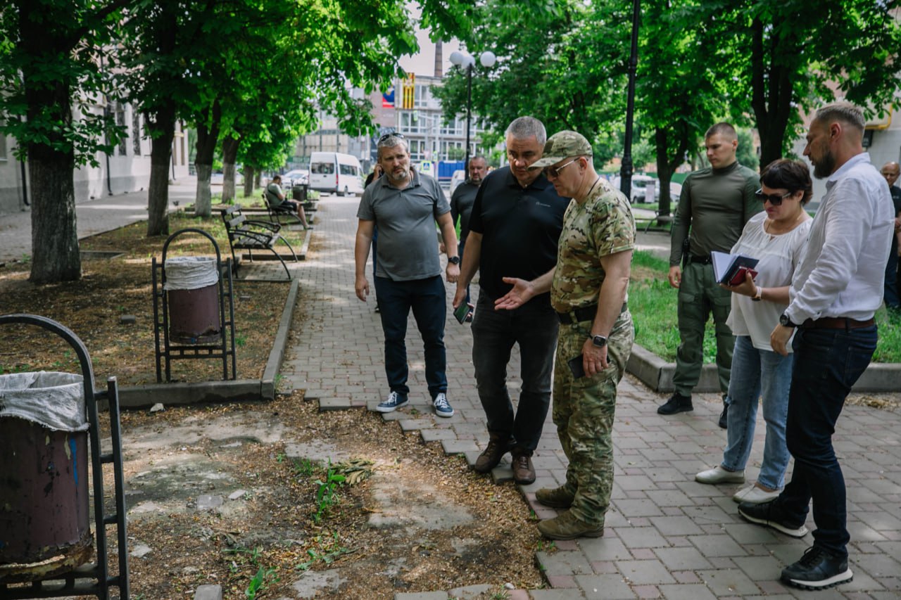 Провел очередной объезд городских территорий. Вместе со специалистами сферы жилищно-коммунального хозяйства во всех районах города проинспектировал локации по обращениям жителей. В Приморском и Ильичевском районах на трех разных адресах одинаковая проблема. После демонтажа разрушенных многоквартирных домов остались котлованы. Они представляют угрозу безопасности жителей и одновременно провоцируют несознательных горожан на сброс в ямы бытового и строительного мусора. Поручил Управлению ЖКХ оперативно выяснить вошли ли эти адреса в федеральную программу благоустройства дворов. Возможно, с этим помогут спонсоры или регионы-шефы. В Орджоникидзевском районе жильцы многоквартирных домов №133 и 135 по проспекту Победы также обратили внимание на состояние внутридворовой территории. Здесь по программе благоустройства дворов подрядная организация больше месяца назад сняла верхний слой дорожного покрытия, демонтировала бортовой камень и приостановила работы. Это создало серьезные неудобства как жильцам домов, так и коммунальщикам. Вместе с представителем генподрядчика рассмотрим этот вопрос на ближайшем штабе по восстановлению. В Жовтневом районе на так называемом «Арбате» специалисты «Мариупольгорсвета» заменили все фонари освещения, отремонтировали детскую игровую площадку. Теперь работы по благоустройству завершат сотрудники «Зеленстроя». Они проведут покос травы, покрасят лавочки и качели. Тем временем в микрорайоне «Невский» представители филиала «Мариупольское ПУВКХ» ГУП ДНР «Вода Донбасса» приступили к устранению проблемы течи канализации. Здесь аварийная ситуация сложилась по причине выхода из строя нескольких единиц оборудования на локальной канализационно-насосной станции. Пока специалисты устанавливают новые насосы, вопрос решается регулярной откачкой стоков в автобочки. На предприятии говорят, что ремонт КНС продлится не больше недели.