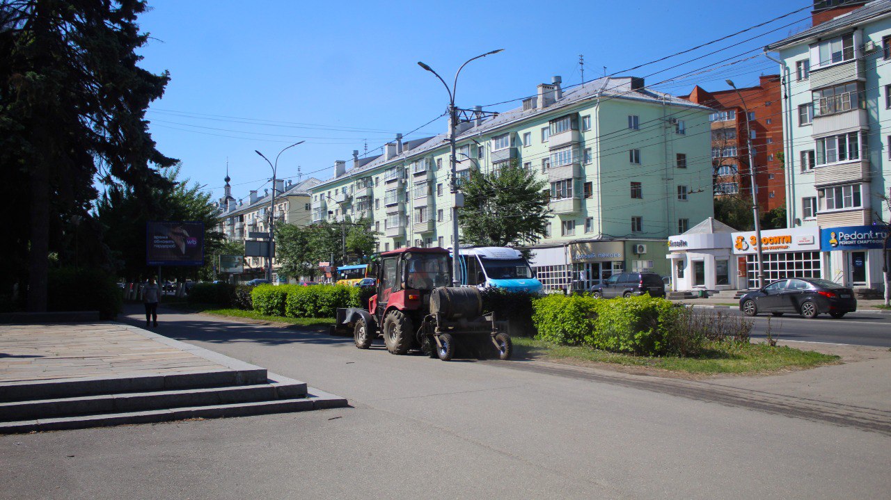 Сотрудники Дирекции благоустройства утром 26 мая вышли на уборку города. Бригады во всех районах собирают случайный мусор, очищают урны, выполняют уборку остановок. Продолжается выкашивание газонов и ямочный ремонт. Подрядчик выполняет ремонт Троицкого моста и подземного пешеходного перехода на Московском шоссе у остановки «Барс». На улицах Костычева, Фрунзе, Краснорядская, Чкалова, Мусорского, Корнилова, Юбилейная, проезд Яблочкова ремонтируют дороги и тротуары. Газоны выкашивают на Восточной окружной дороге, улицах Есенина, Дзержинского, Кальная, Быстрецкая, Касимовское шоссе. На улице Промышленной убирают скошенную траву. Тракторы-щетки работают на улицах Первомайский проспект, Есенина, Циолковского, Свободы, Дзержинского, Вокзальная, Высоковольтная, Есенина, Ленина, Горького, Спортивная и других. Бригады мехуборки работают на улицах 2-я Линия и Шевченко. Ямочный ремонт запланирован на Касимовском шоссе, 2-м Вокзальном проезде, Кооперативном переулке.