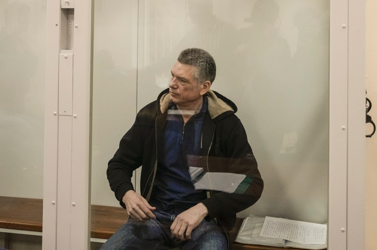 Экс-начальнику главного кадрового управления Минобороны генерал-лейтенанту Юрию Кузнецову предъявлено обвинение во взяточничестве в окончательной редакции Такое же обвинение предъявлено второму фигуранту дела — бизнесмену Леве Мартиросяну. Они не признали вину. Следствие по их уголовному делу завершено, передает ТАСС со ссылкой на источник в силовых структурах. «Обвиняемые и их защитники приступили к ознакомлению с материалами дела, которое насчитывает более 40 томов», — рассказал собеседник агентства. Следствие считает, что при непосредственном содействии Кузнецова Мартиросян смог заключить с Краснодарским высшим военным училищем госконтракты и договоры об оказании гостиничных услуг более чем на 372 млн рублей, а взамен купил генералу землю и дом в Краснодаре. Участок и постройки на нем были оформлены на супругу Кузнецова, говорится в материалах уголовного дела На фото — Юрий Кузнецов : EPA / TASS