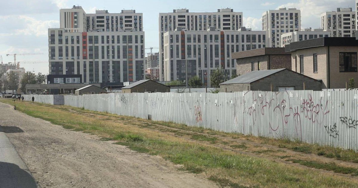 В Краснодаре началась процедура изъятия земель для расширения улицы Кореновской  Модернизация затронет отрезок от Садовой до Дзержинского длиной почти три километра. Какие именно участки будут изъяты для расширения дороги дополнительно не сообщается.  Как рассказал мэр Краснодара Евгений Наумов, изъятие территорий необходимо для перевода земель в муниципальную собственность и последующего переустройства инженерных коммуникаций. Эти работы станут подготовительным этапом перед расширением проезжей части улицы Кореновской до четырех полос.  Проект реконструкции уже разрабатывается застройщиком, однако срок начала строительных работ пока не называется. Известно только то, что объект намерены включить в программу развития дорожно-транспортной инфраструктуры Краснодара «25/35», рассчитанной на ближайшие 10 лет.    Евгений Наумов    Связь с редакцией:     Подписаться на «Утренний Юг»