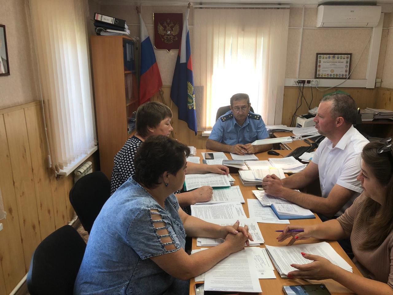 Под председательством прокурора Радищевского района Зубаирова М.М. состоялось заседание межведомственного совещания по реализации прав многодетных семей на получение земельных участков в собственность для индивидуального жилищного строительства.    С участием исполняющего обязанности главы администрации муниципального образования «Радищевский район», начальника территориального отделения социальной защиты населения и ряда специалистов органов власти обсуждены вопросы эффективности организации формирования участков для предоставления семьям, в которых воспитываются трое и более детей, а также производства выплат взамен земельных участков.    По итогам заседания выработан комплекс дополнительных мер, направленных на повышение эффективности деятельности на данном направлении.