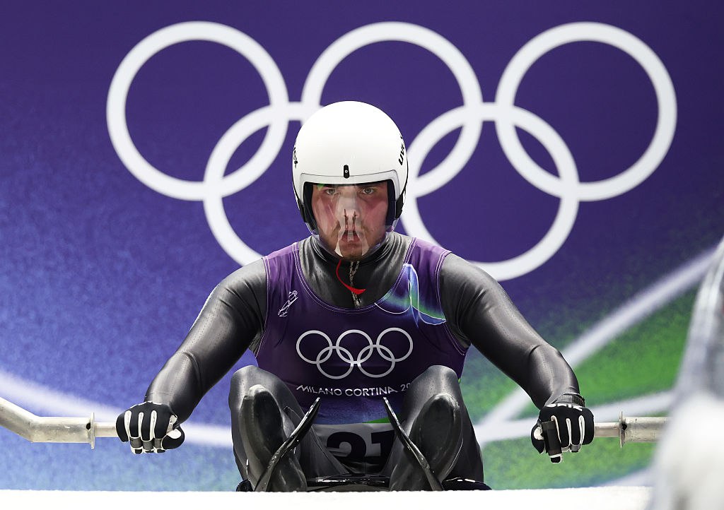 Российский саночник Павел Репилов идет 16 м после двух попыток на одиночных соревнованиях на Олимпийских играх в Милане и Кортина д Ампеццо Общее время 23 летнего россиянина за два заезда 1 минута 47 708 секунды Лидеру немцу Максу Лангенхану 52 924 Репилов уступает 1 882 секунды Вторым идет австриец Йонас Мюллер 0 162 третьим итальянец Доминик Фишналлер 0 298 После первого заезда Репилов был 17 м Третий и четвертый заезды у саночников пройдут в воскресенье Getty Images Подписаться на РБК Спорт