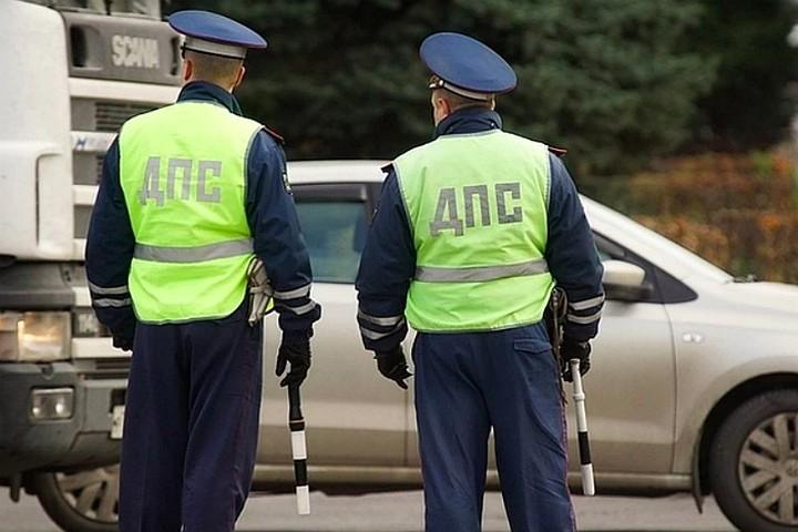 Массовое ДТП с четырьмя пострадавшими Авария произошла на десятом километре Покровского тракта вечером 13 июля. По данным якутской Госавтоинспекции, 37-летний водитель «ПАЗа» нарушил скоростной режим, не выдержал дистанцию и врезался в Toyota Corolla Fielder. Иномарка по инерции столкнулась с Toyota Wish, аминивэн - с Suzuki Jimny. «В результате данного происшествия пострадал пассажир автомобиля Toyota Corolla Fielder, а также трое несовершеннолетних, которые находились в Toyota Wish», - сообщили в ведомстве. Фото: Алексей Булатов