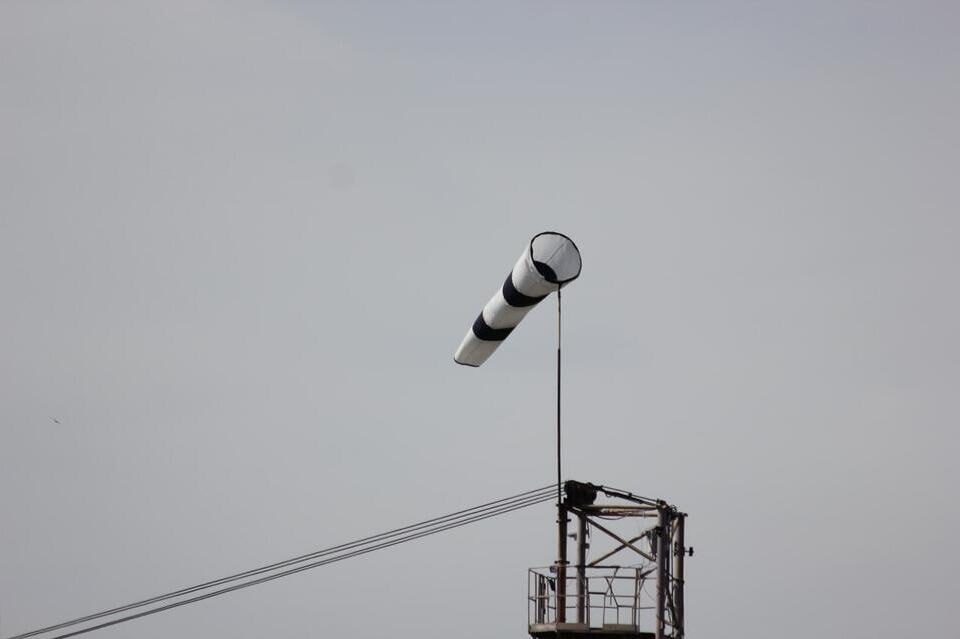 В Забайкалье сегодня усилится ветер ГУ МЧС по краю предупреждает 7 декабря ожидаются сильные порывы до 15 20 м с Такой ветер может стать причиной обрушения крыш рекламных конструкций и падения незакреплённых предметов с балконов Жителей просят быть осторожнее и по возможности переждать непогоду дома Берегите себя ZAB RU Проголосовать