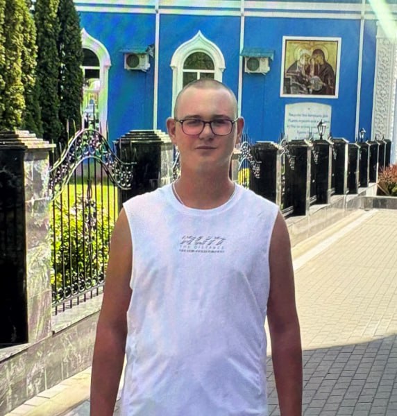 В Ростове на Дону без вести пропал несовершеннолетний Алексей Чернявский В Ростове на Дону стражи порядка устанавливают местонахождение пропавшего несовершеннолетнего Чернявского Алексея Николаевича 2010 года рождения Об этом сообщает сегодня пресс служба донского полицейского главка Установлено что 21 августа юноша покинул кафе Буфетерия расположенный по адресу г Ростов на Дону пр Буденновский 43 и ушёл в неизвестном направлении Приметы на вид 15 16 лет рост 160 174 см средней полноты голубые глаза носит очки волосы светло русые Был одет голубая футболка серые шорты красная кепка Если Вам что то известно о местонахождении подростка убедительная просьба сообщить в ОП 4 Отдела МВД России по городу Ростову на Дону по тел 8 863 249 29 20 или 02