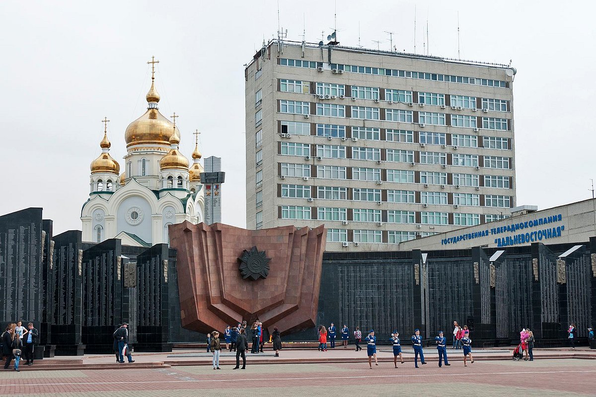 Мемориальный комплекс на площади Славы начнут ремонтировать в ближайшее время В ходе заседания президиума правительства края губернатор Дмитрий Демешин акцентировал внимание на состоянии мемориального комплекса площади Славы. Глава региона отметил, что на месте не закреплены ступени, брусчатка раздроблена, имена героев на мемориале частично повреждены. Устранить нарушения Дмитрий Демешин поручил до конца августа. «Ремонт мемориального комплекса на площади Славы в Хабаровске будет начат в самое ближайшее время. На заседании президиума правительства региона я поставил задачу и.о. профильного зампреда Алексею Колеватых уложиться до конца августа. Договоры с подрядчиками планируется заключить на этой неделе, а мэрия Хабаровска тем временем уже начала благоустраивать прилегающую территорию», – сообщил глава региона в официальном телеграм-канале. Губернатор подчеркнул также: все памятные объекты в Хабаровске и крае должны быть отреставрированы к празднованию 80-й годовщины Дня Победы над милитаристской Японией и окончания Второй мировой войны, которое состоится 3 сентября. Будь в курсе событий.