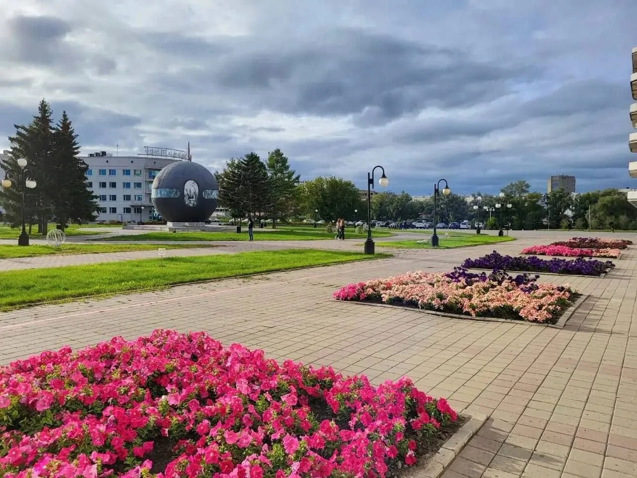 В Омске уберут знаменитый шар с площади Бухгольца Шар Держава демонтируют в рамках комплексного обновления площади На его месте появится новый монумент Размер и цвет будут те же но выполнен он будет из металла а барельефы из бронзы Омск Изнанка в МАКС