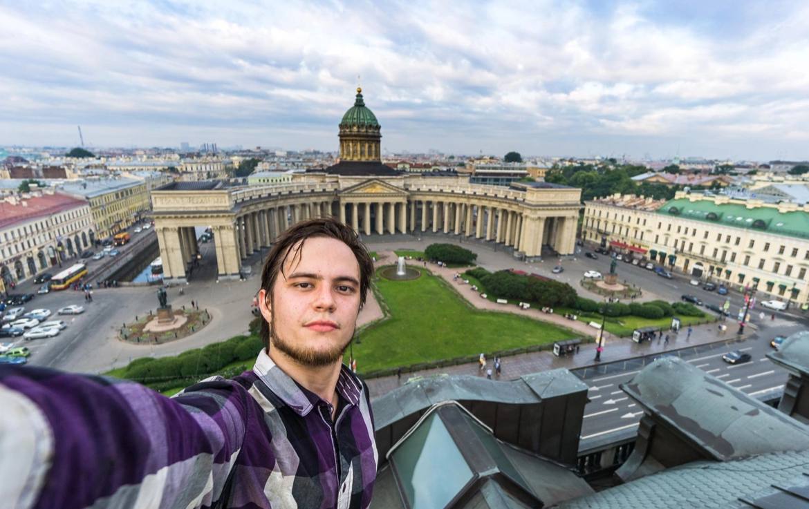 Пермского фотографа приговорили к 16 годам колонии за передачу книги о советских бункерах. По данным группы поддержки фотографа Григория Скворцова, Пермский краевой суд назначил 16 лет колонии по делу о госизмене 275 УК . Ранее прокуратура запрашивала 18 лет лишения свободы. «Одна надежда на обмен», написали в группе поддержки. Фотографа арестовали в 2023 году в Перми и увезли в Москву. Согласно следствию, Скворцов передал американскому журналисту Мэтту Шварцу сканы книги Дмитрия Юркова «Советские "Секретные бункеры": городская специальная фортификация 1930-1960-х годов». При этом литература не была запрещена к распространению.