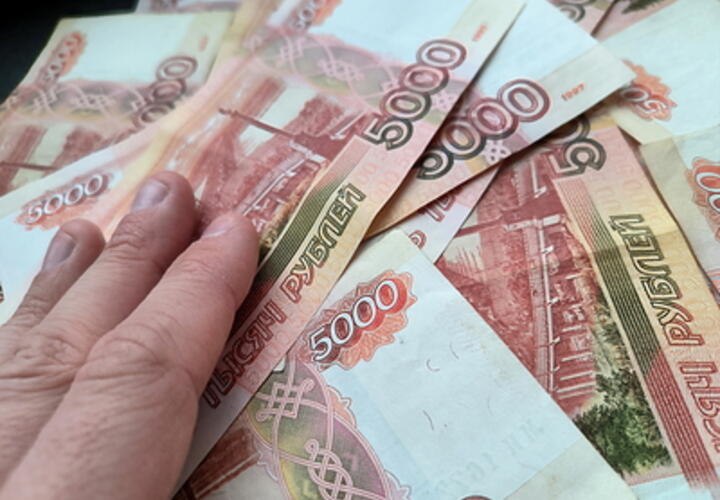 Кубань вышла в лидеры по числу самозапретов на кредиты Процедурой чаще всего пользуются люди от 35 до 45 лет Согласно информации, предоставленной Объединённым кредитным бюро, к 5 мая 2025 года свыше 10,3 миллиона россиян воспользовались возможностью добровольного отказа от кредитования. Краснодарский край вошёл в число лидеров по этой процедуре. На Кубани самозапрет оформили почти 300 тысяч человек. Наиболее распространённым вариантом является полный отказ от доступа к кредитным предложениям – этот выбор сделали 91% обратившихся. Ещё 4% ограничили выдачу кредитов исключительно в онлайн-формате в банках и микрофинансовых организациях, 2% запретили оформление займов только в МФО, а 1% применили комбинированный подход, блокируя онлайн-кредиты в банках и займы в МФО. Наибольший интерес к данной процедуре проявляют россияне в возрасте от 35 до 45 лет – они подали 23% всех заявок. За возрастными группами 45–55 и 55–65 лет числится 21% и 20% соответственно, а граждане старше 65 лет составляют 16%, 25–35 лет – 13%, и лица до 25 лет – 8%. С момента начала работы сервиса граждане аннулировали приблизительно 3% ранее введённых ограничений – это около 324 тысяч случаев. Чаще всего решение об отмене принимали россияне до 25 лет – на их долю приходится 41% всех запросов на снятие самозапрета, в то время как наиболее последовательными оказались люди в возрасте 35–45 лет – они составили лишь 14% таких обращений. Лидирует по количеству самозапретов Москва – более 1,03 миллиона, из которых 20 тысяч впоследствии были сняты. Подписаться