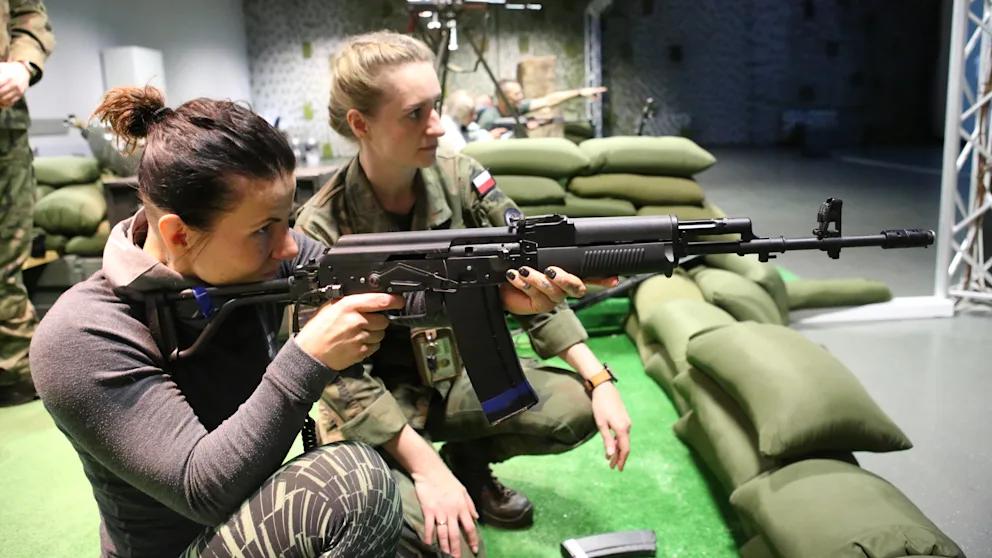 Самые опасные времена со Второй мировой Польша запускает массовую военную подготовку граждан Польша начинает масштабную программу добровольной военной подготовки для всех граждан Проект под названием В готовности стартует 22 ноября сообщил министр обороны Польши Владислав Косиняк Камыш По его словам цель программы обучить в течение следующего года около 400 тысяч человек Мы живем в самые опасные времена со времен Второй мировой войны За нашей границей бушует война в Балтийском море происходят диверсии а в киберпространстве ведутся бои заявил Косиняк Камыш В Минцифры Польши уточнили что программа рассчитана на всех желающих от школьников до пенсионеров Курс состоит из четырех однодневных модулей основы безопасности выживание первая помощь и киберзащита Обучения проходят по выходным записаться на них можно через специальное приложение Компании также смогут организовать тренировки для сотрудников Власти подчеркивают что курсы не приравниваются к службе в армии и не требуют военной присяги Польша один из главных союзников Украины в ЕС и НАТО и важный логистический узел для поставок оружия Киеву В стране уже служат более 210 тысяч военных включая 37 тысяч добровольцев Варшава планирует в ближайшие годы довести численность армии до 300 тысяч человек BILD Russian