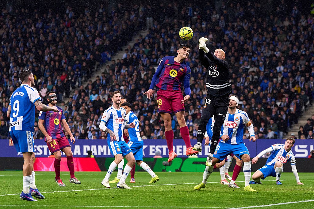 Эспаньол незаслуженно проиграл Барселоне Игорь Корнеев в эфире Матч ТВ Вчера в 18 м туре Ла Лиги сине гранатовые выиграли со счётом 2 0 Ольмо забил на 86 й минуте Левандовский на 90 й Эспаньол выиграл семь из последних десяти матчей и идёт пятым в турнирной таблице 33 очка Барселона лидирует 49 Эспаньол главное открытие чемпионата Где то можно их сравнить с Балтикой в плане результатов но не по игре Команда старается играть остро быстро выходить из обороны в атаку Считаю что они незаслуженно проиграли Барсу спасли индивидуальные действия игроков защита играла позорно Вратарь Жоан Гарсия тащил всё и выиграл игру Счёт должен быть 5 2 в пользу Эспаньола news matchtv Alex Caparros Getty Images