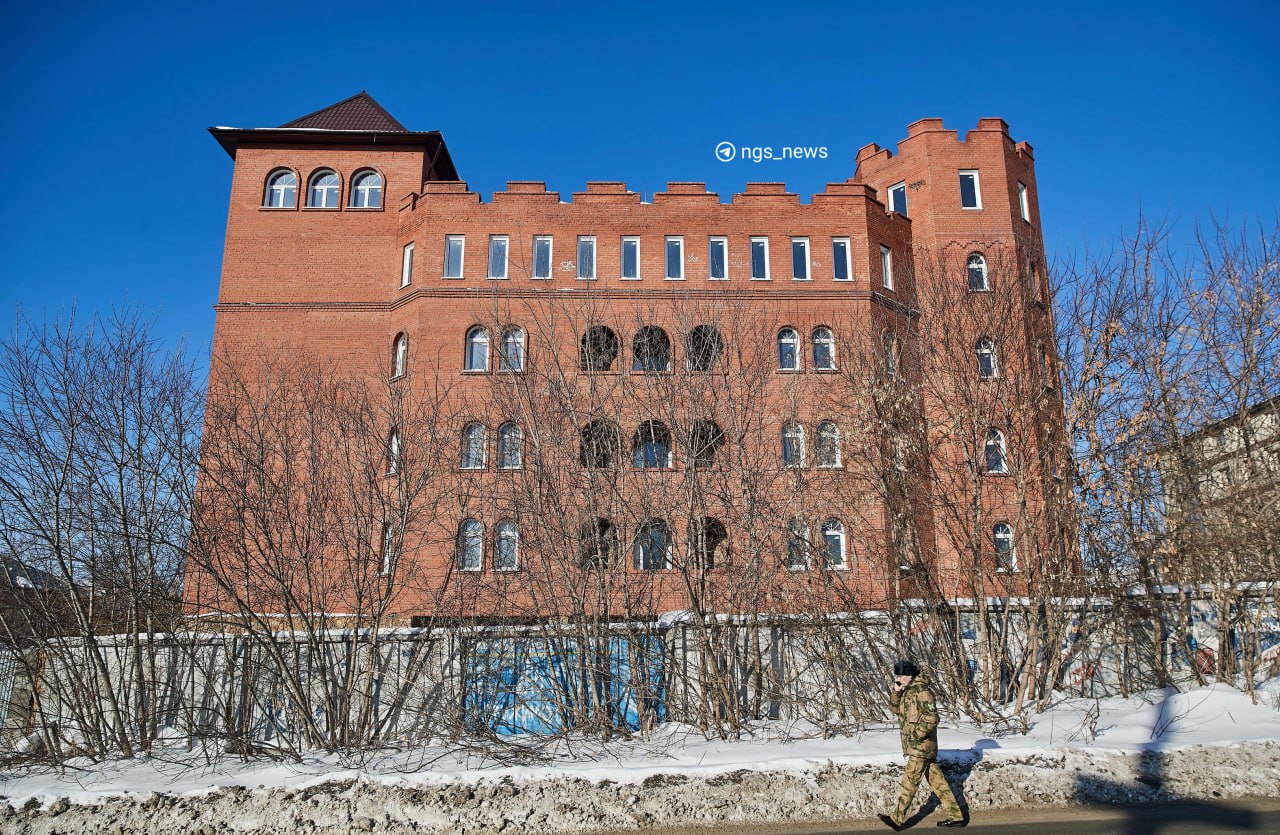 Шестиэтажный замок на Нижегородской, 266/1 не могут достроить уже 19 лет, но недавно его выставили на продажу за 35 млн рублей.   Фактически квартал, где отстроили замок, представляет собой частный сектор, соседствующий с промзоной. По словам местных, в последний раз рабочие появлялись здесь в 2010-х. Тогда же у кирпичного здания появились пластиковые окна, после стройка снова замерла.  Изначально дом задумывался, как жилой, его планировали продать под квартиры, но после функционал изменили на коммерцию. Кто построил замок — не понятно. Разрешение на строительство, по данным департамента строительства, вообще не выдавалось.  По данным ЕГРН, с октября 2005 года оно принадлежало физическому лицу, а спустя год перешло компании «Икар». Что интересно, во владении последней не один замок. В частности, «Икар» и другие фирмы ее владельцев зарегистрированы в здании на Чехова, 429а. В нем также две башни: одна с крышей, другая — как у крепости.  Но каковы перспективы офиса в частнике? Эксперты в сфере коммерческой недвижимости расходятся во мнении.   Офисное здание вблизи частного сектора может быть удачным, если жилье рядом попадает в зону КРТ. Появятся высотки — появится спрос.К тому же офисная недвижимость в принципе пользуется популярностью, а строить самому здание с нуля — дорого. Так что с молотка уходят и долгострои.   У замка на Нижегородской в перспективе хорошее расположение: первая линия, рядом улица Кирова и остановка общественного транспорта. Но не все так гладко. Новый владелец может столкнуться с рядом проблем, считает руководитель «Жилфонд Премиум» Инна Милановская.   — Визуально замок занимает чуть ли не весь участок, вероятно, там есть ряд нарушений, поэтому его не могут ввести в эксплуатацию. Фактически, если назначение участка не поменяли, а разрешения на строительство не было, то это набор кирпичей.  При этом 35 миллионов рублей — дешевая цена для шестиэтажной постройки. Вероятно, замок просто не могут продать, вот и установили такую стоимость, чтобы выручить хоть что-то.