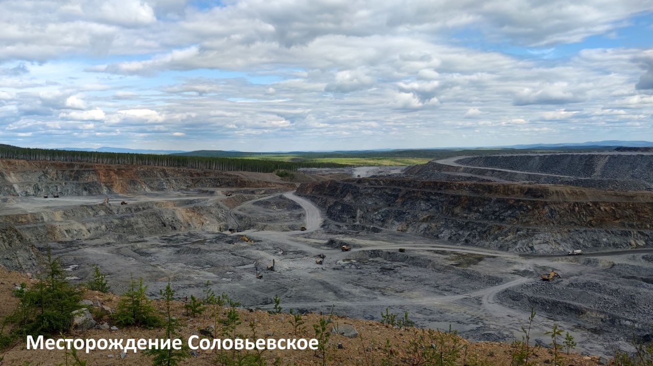 Амурская область в 2025 году увеличила добычу золота на 6 4 По итогам 2025 года объём добычи золота в Амурской области составил 20 11 тонны что на 6 4 больше чем годом ранее В декабре в регионе было добыто 1 88 тонны золота что на 655 7 кг превышает показатель декабря 2024 года Основной вклад в рост обеспечили рудные предприятия их добыча достигла 12 53 тонны увеличившись на 9 8 Объём добычи россыпного золота составил 7 58 тонны что на 1 2 выше уровня предыдущего года Среди крупнейших производителей Покровский рудник добыл 4 48 тонны золота увеличив производство в 1 2 раза компания Тэми нарастила выпуск до 1 43 тонны рост в 2 1 раза Маломырский рудник увеличил добычу на 3 6 до 4 75 тонны Албынский рудник завершил отработку месторождения и с августа остановил добычу по итогам года получено 161 кг золота что в 2 1 раза меньше чем годом ранее Прииск Соловьевский снизил добычу рудного золота на 5 6 до 1 22 тонны при этом увеличил добычу россыпного золота на 7 7 до 2 3 тонны Березитовый рудник сократил производство золота в 1 6 раза до 496 9 кг в связи с исчерпанием запасов месторождения Кроме того в 2025 году в Амурской области было добыто 2 38 тонны серебра что на 29 6 больше чем годом ранее Более половины этого объёма пришлось на Березитовый рудник 1 53 тонны