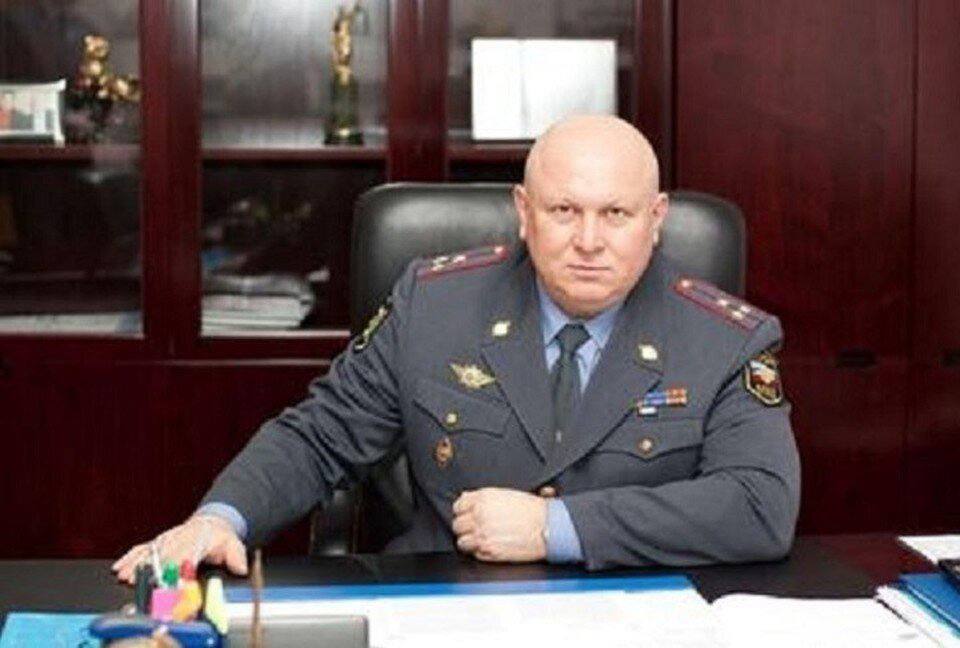 Прокуратура требует изъять у семьи бывшего начальника полиции Краснодара активы на 3 млрд рублей В Советском районном суде Краснодара был зарегистрирован иск Генпрокуратуры в котором ответчиками выступают бывший начальник городского УМВД Александр Семёнов и его супруга Ольга Суть иска требование арестовать и обратить в доход государства активы семьи экс сотрудников полиции Краснодара на сумму более 3 млрд рублей По мнению Генпрокуратуры супруги Семеновы незаконно совмещали службу в МВД с бизнесом через доверенных лиц и скрывали доходы Некоторые факты которые упоминаются в иске С января по ноябрь 2005 года Александр Семёнов злоупотребляя служебным статусом захватил земельный фонд площадью 1 га в Прикубанском округе Краснодара Александр Семёнов смог оказать влияние на органы местного самоуправления Краснодарского края для заключения с его бизнес структурами более 450 муниципальных контрактов на сумму 2 4 млрд рублей Супруги Семёновы оформили на доверенных лиц свои доли в ООО Немецкие окна которому принадлежит крупный торговый центр Медиа Плаза в Краснодаре С 2005 по 2025 год Семёновы получили более 505 млн рублей в результате противоправной коммерческой деятельности которые были направлены на покупку высоколиквидных объектов недвижимости Александр Семёнов начал службу в правоохранительных органах в 1978 году занимал должности начальника УВД Прикубанского округа Краснодара 1997 2003 и возглавлял УМВД России по Краснодару 2003 2011 Ольга Семёнова работала в органах внутренних дел с 1987 по 2005 год в том числе была старшим оперуполномоченным по особо важным делам уголовного розыска Также она была депутатом Гордумы Краснодара Скандально известен сын Семеновых Александр он дважды пьяным совершал ДТП где погибли люди В начале ноября этого года он осужден на 11 лет колонии поселения свои фото видео и истории присылайте нашему боту prostokrd bot Подпишись на наш канал в Telegram MAX