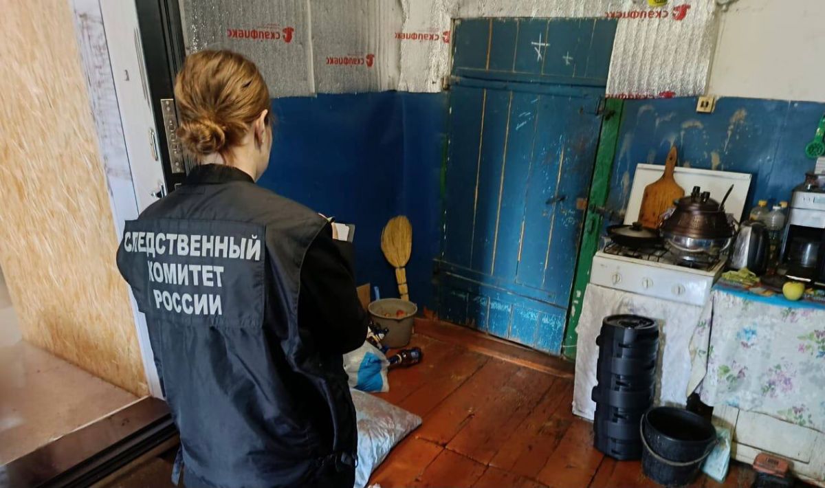 Жителя Грибановского района задержали по подозрению в убийстве сожительницы на почве ревности     В понедельник, 4 августа, в селе Листопадовка Грибановского района полицейские обнаружили тело убитой 41-летней местной жительницы. Труп лежал в машине, припаркованной в переулке Садовый.  Подозрение следователей пало на 32-летнего сожителя погибшей. Его задержали, и уже в ходе допроса он дал признательные показания, сообщив, что убил возлюбленную из ревности.  ↗  Прислать новость   Подписаться