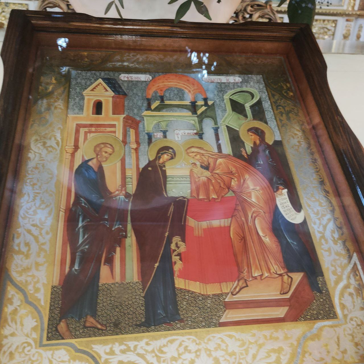 Сегодня православные христиане встречают праздник Сретения Господня Церковнославянское слово сретение переводится на русский язык как встреча Сретение это встреча человечества в лице старца Симеона с Богом В этот день сороковой день по Рождестве Христовом Пресвятая Богородица следуя ветхозаветному закону принесла Младенца Иисуса в иерусалимский храм чтобы посвятить Его Богу В народной традиции Сретение считалось рубежом зимы и весны по которому судили о будущем урожае и погоде В деревнях этот день считался показателем будущей погоды и благополучия поэтому за природными явлениями внимательно наблюдали с самого утра В некоторых регионах существовал обычай набирать воду на Сретение считая ее целебной и по силе приравненной к крещенской Также устраивали гулянья пекли блины как символ солнца и проводили обряды для защиты дома и семьи Освященные свечи ставили у икон а вход в жилище украшали веточками рябины Главный смысл Сретения провести день в благодарности и молитве посетить храм и настроиться на духовное обновление