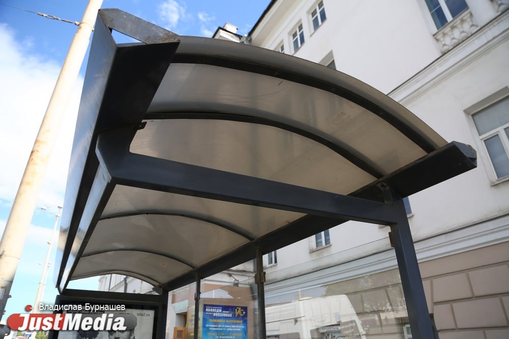 Мэрия Березовского планирует установить семь новых навесов на остановках общественного транспорта Об этом говорится в тендере на Госзакупках с максимальной ценой 3 3 млн рублей Укрытия от непогоды для пассажиров построят в течение 20 дней с подписания контракта Навесы должны появиться на остановках Березовского и входящего в городской округ поселка Шиловка Обогатительная фабрика Смирнова Больничный городок Ковроткацкая фабрика Лесхоз Ленина поселок Шиловка две остановки на Ленина 26 и Ленина 33 Работы оплатят из бюджета Березовского а их заказчик местное управление Благоустройства и ЖКХ justmediaru