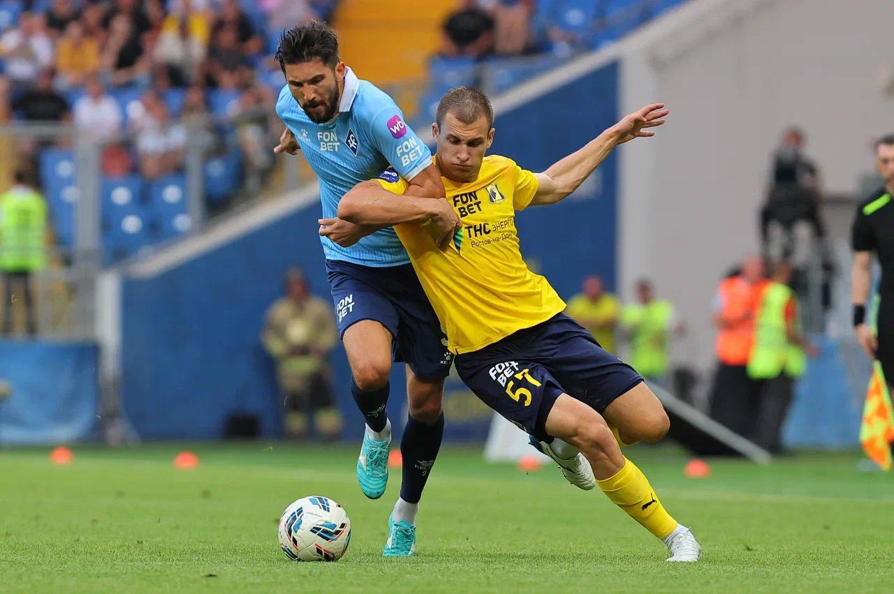 ФК Ростов сыграет в гостях у самарских Крыльев советов 23 ноября ФК Ростов сыграет с Крыльями советов в 16 м туре РПЛ Команды встретятся на стадионе Самара Арена в 13 00 В семи оставшихся играх самарцы проиграли что опустило команду на 13 е место в турнирной таблице с 14 ю очками Ростовчане допустили лишь одно поражение и идут на 9 й строчке имея 18 очков Как считает футбольный эксперт Константин Генич у Крыльев советов в этом матче не так много шансов Крылья давно уже не побеждают Последний раз это было очень и очень давно когда обыграли Сочи у себя дома И не то чтобы тучи сгущаются над Магомедом Адиевым тренер команды прим donnews ru все всё прекрасно понимают считает Генич Кроме того в нынешнем сезоне соперники уже встречались однажды и тогда самарцы разгромили ростовчан 4 1 По мнению эксперта жёлто синие захотят взять своё ростов новостиростова фкростов Подпишись на donnewsru