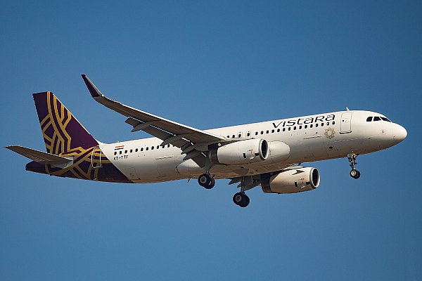 Самолет авиакомпании Vistara совершил вынужденную посадку в Турции из-за сообщения о бомбе  Самолет индийской авиакомпании Vistara с 247 пассажирами на борту совершил вынужденную посадку в Эрзуруме на востоке Турции из-за сообщения о бомбе. Борт совершал рейс Мумбаи — Мюнхен. Об этом сообщает ТАСС со ссылкой на телеканал TRT.  "Во время полета самолета индийской авиакомпании поступила угроза бомбы на борту. Он совершил вынужденную посадку в Эрзуруме. Сейчас самолет на земле в безопасной зоне. Прием и отправка самолетов из аэропорта временно прекращены. Наши специалисты-саперы проводят осмотр. Если угроза не подтвердится, самолет продолжит полет", – сообщил в эфире телеканала губернатор Эрзурума Мустафа Чифтчи.  aviaru.net/n275523