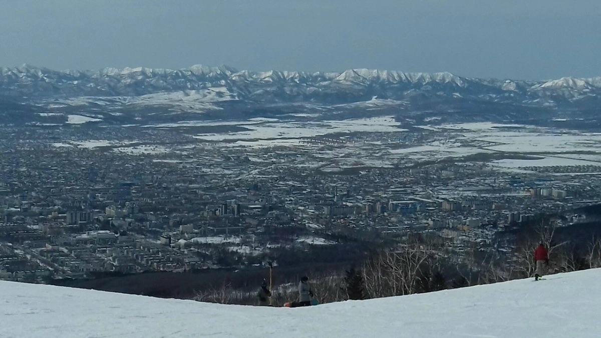 Южно Сахалинск оказался одним из самых популярных направлений страны для посуточной аренды жилья на новогодние праздники Город занял 10 место в топ 15 российских локаций по доле бронирований 2 Островная столица стала единственным дальневосточным городом рейтинга с медианной стоимостью аренды сопоставимой со столичной она подобралась к 5 9 тыс руб Подписывайтесь на РБК Восток