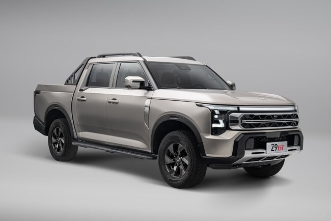 Пикап Oting Z9 на платформе Nissan готовят к продажам в РФ Китайский бренд Oting завершил сертификацию своего флагманского пикапа Z9 в России. Как сообщили в "Гиперион Лизинг Тяньцзинь " - дочерней компании концерна Sinomach Auto - модель получила одобрение типа транспортного средства ОТТС , что открывает путь к официальным продажам. Первые автомобили появятся у дилеров уже в начале сентября. Новая модель построена на базе платформы Nissan Frontier Pro и позиционируется как технологичный и премиальный пикап для широкого круга задач. В Россию модель приедет с топовым мотором Mitsubishi 2,0 литра мощностью 258 л.с. и 8-ступенчатым "автоматом" ZF. Также новинка оснащена интеллектуальным полным приводом с 12 режимами для различных дорожных условий - от гололёда до бездорожья. Клиренс составляет 240 мм. Подробности - в материале "Российской газеты" Фото: Пресс-служба Oting