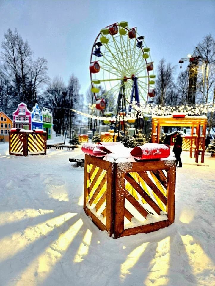 С сегодняшнего дня в зимнем «Потешном дворе» начинается игровая программа для детей  Перед Новым годом в парке включили карусель, создали интересные фотозоны, украсили ели. Здесь будет уютно каждому, а для детей культурные центры подготовили развлекательные мероприятия.  Ежедневно со 2 по 8 января с 12.30 будут проходить часовые семейные программы «Новогодняя карусель». Это возможность провести время с детьми на свежем воздухе в праздничной атмосфере!