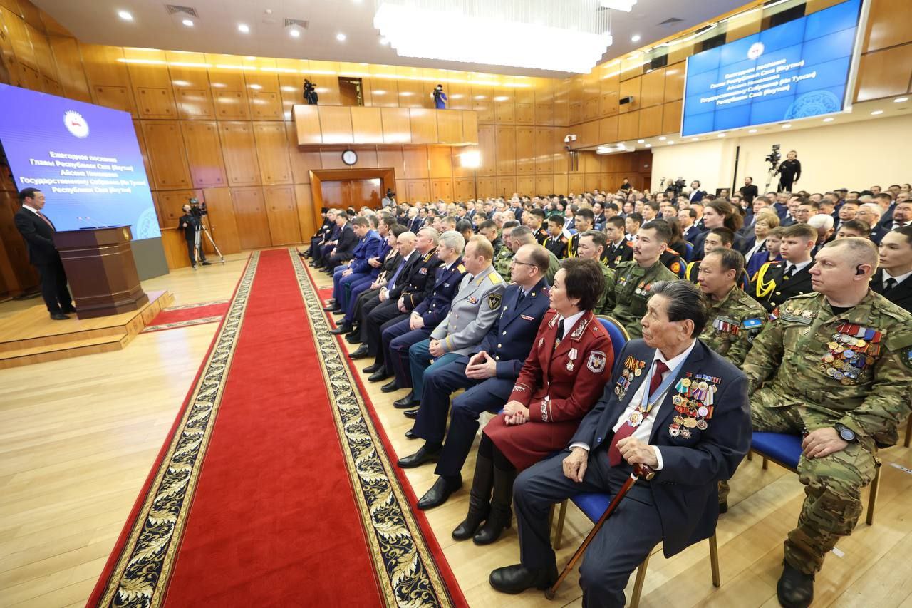 Айсен Николаев 23 декабря огласит Послание парламенту Якутии  23 декабря в 12 00 часов по местному времени Глава Якутии Айсен Николаев выступит с ежегодным Посланием Государственному Собранию Ил Тумэн Традиционно его будут транслировать в прямом эфире Я буду говорить об итогах этого непростого и для страны и для нашей республики года и о тех задачах которые нам надо решать в 2026 году добиваясь общей цели а наша общая цель в том чтобы Якутия всегда шла вперёд вместе только вперёд отметил Айсен Николаев ulusmedia Читайте нас в MAX
