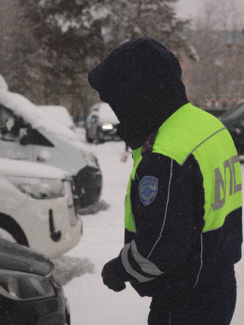 Ноябрьские автоинспекторы провели профилактическое мероприятие Водитель пешеход 3 февраля в ходе мероприятия автоинспекторы осмотрели 33 транспортных средства и выявили 20 нарушений ПДД Среди нарушителей 2 водителя без прав и 1 лишенный водительских прав Госавтоинспекция призывает всех участников дорожного движения соблюдать ПДД Водителям необходимо быть предельно внимательными при проезде пешеходных переходов а пешеходам убеждаться в безопасности удостоверившись что водитель их заметил и пропускает Подписаться на Госавтоинспекцию Ямала мвдроссии полиция гибддянао гибдд янао ноябрьск