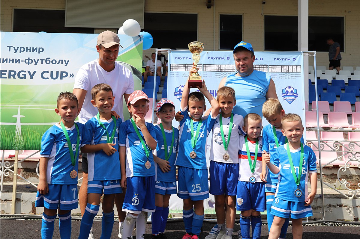 Турнир по мини-футболу среди юношей 2018 года рождения «Energy Cup» подошёл к концу. Юные спортсмены продемонстрировали по-настоящему горячие игры. Техничные голы, настоящая спортивная битва на поле, интересные тактики и невероятная воля к победе царили на десногорском стадионе «Атом» два дня.    По итогам чемпионата все команды сразились в трёх финалах. И прямо сейчас мы делимся с вами итогами турнира.  В Бронзовом финале: 1 место — команда «Сафоново-2»  2 место — десногорская команда «Энергия-2»  3 место — команда «Сокол» из города Починок  4 место — команда «Сафоново-2»  В Серебряном финале: 1 место — команда «Олимпия» из Смоленска  2 место — рославльский «Спартак»  3 место — «Динамо» из Смоленска  4 место — десногорская команда «Энергия»  В Золотом финале: 1 место — брянский «Юниор»  2 место — команда «Сафоново»  3 место — брянский «Атлетик»  4 место — команда «Спарта» из Смоленска