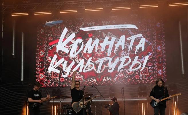 Группа Комната культуры выступит для омичей Увидеть артистов можно будет перед матчем Авангарда против казанского Ак Барса 8 сентября на G Drive Арене Артисты исполнят песню История плавит лед Как пишут на сайте КХЛ клип к этой песне будут включать и в трансляциях матчей и на хоккейных аренах на протяжении всего сезона 2025 2026 Подписаться на новости Омска