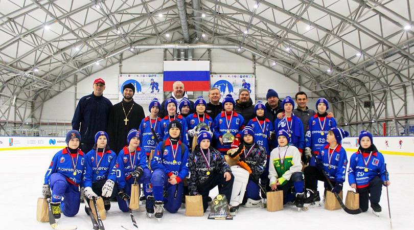 Юная хоккейная команда двенадцатилетних мальчишек стала лучшей в СЗФО Завершился первый этап турнира на призы Святейшего Патриарха Московского и всея Руси по русскому хоккею В непростом противостоянии победу одержала команда спортивной школы Мончегорска 2014 год рождения Все это время ребят активно поддерживали болельщики которые за это время стали полноценным невидимыми игроками команды Сами участники отмечают что поддержка чувствовалась на льду и помогала в непростые моменты Теперь юных хоккеистов ждёт поездка в Москву они представят северный край на следующем этапе сыграв матчи на Красной площади 17 19 февраля Желаем мальчишкам удачи Подписаться на Афишу