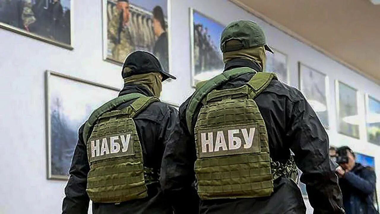 Подковерные телодвижения Ермак поручил подготовить дело против глав НАБУ и САП По порядку Партия Европейская солидарность потребовала от Рады и Зеленского уволить Ермака в связи с коррупционным скандалом Зелька отказался и вызвал на ковер руководителей НАБУ и САП но разговор не пошел Тогда Ермак поручил подконтрольным правоохранителям сфабриковать дело в отношении главы САП Александра Клименко и директора НАБУ Семёна Кривоноса Также утверждается что Ермак требовал обвинений в государственной измене тех украинских общественных деятелей которые публично комментировали коррупционный скандал вокруг операции Мидас Пу пу пуууу Подпишись RogandarNEWs мы в MAX