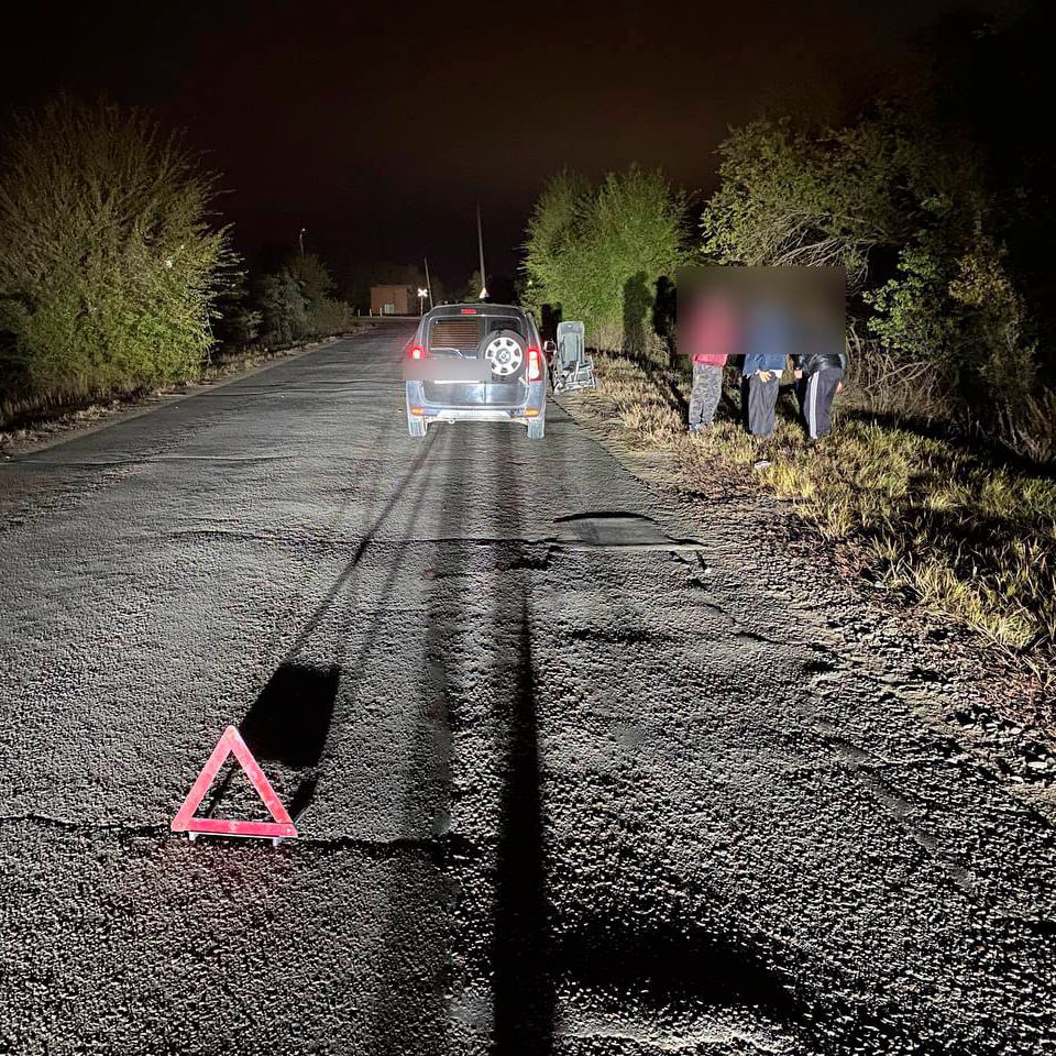 СК проверит дороги посёлка Первомайский где сбили мужчину с ребёнком в инвалидном кресле К главе СК Александру Бастрыкину обратилась мать пострадавшего мальчика 15 летний подросток передвигается в инвалидном кресле 7 октября на улице Ковалева кресло вёл его 42 летний дядя когда их сбило такси модели Лада Ларгус Ребёнок получил ушибы его дядя в больнице с переломами В жалобе матери подростка говорится что у дороги на которой случилось происшествие нет тротуара разметки знаков и освещения Также есть претензии к единственному мосту который объединяет два района посёлка он не оборудован пандусами что делает недоступным для людей с инвалидностью Женщина утверждает что уже обращалась к властям различных уровней но реакции не последовало Оренбургский СК должен предоставить доклад о проверке в центральное управление Подписывайся на UTV Оренбуржье