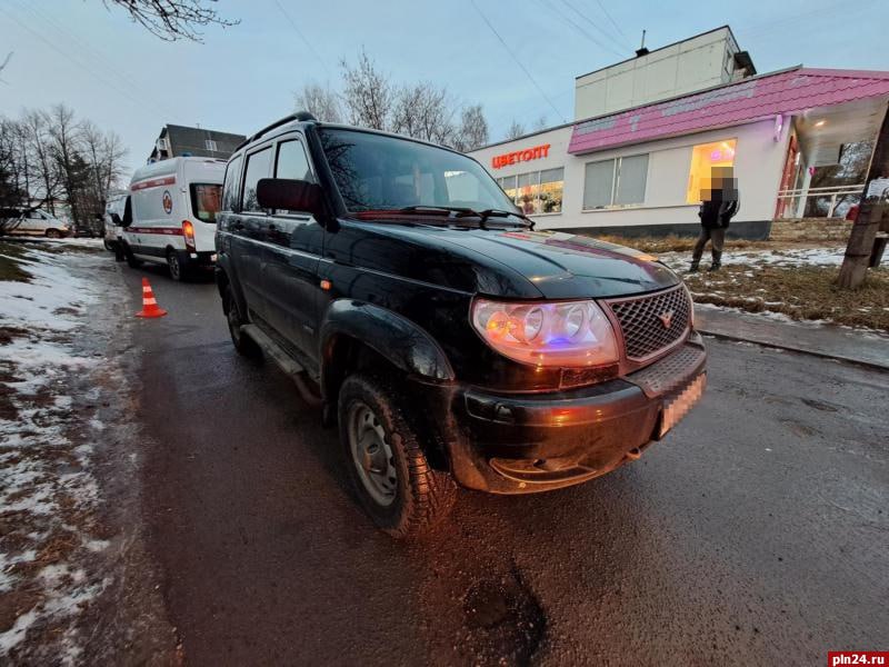 В Пскове пьяный водитель внедорожника переехал женщину  9 января в 16.30 произошел наезд на пешехода у дома №1 по улице Алехина.  Мужчина 1961 года рождения на автомашине «УАЗ Патриот» совершил наезд на пешехода, который двигался попутно по дворовой территории. Пострадавшая 1992 года рождения госпитализирована в псковскую городскую больницу.  У водителя установлено состояние опьянение - 0,230 мг/ л. По факту ДТП проводится административное расследование. Решение о мерах ответственности для водителя будет приниматься после оценки степени нанесенного вреда здоровью.  По информации из неофициальных источников, водитель внедорожника зацепил женщину, затем переехал ее.