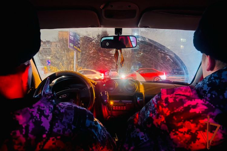 Росгвардейцы задержали нетрезвого новокузнечанина повредившего автомобиль скорой помощи Инцидент произошёл в ночное время на ул Чекистов По предварительной информации медики прибыли на вызов к женщине нуждавшейся в медицинской помощи Во время осмотра пациентки её 28 летний спутник начал вести себя агрессивно провоцировал работников скорой помощи на конфликт выражался в их адрес нецензурной бранью на просьбы успокоиться не реагировал В результате дебошир бросил камень в автомобиль скорой помощи нанеся кузовные повреждения Медики воспользовались кнопкой экстренного вызова наряда Росгвардии который задержал нарушителя и передал сотрудникам органов внутренних дел для разбирательства