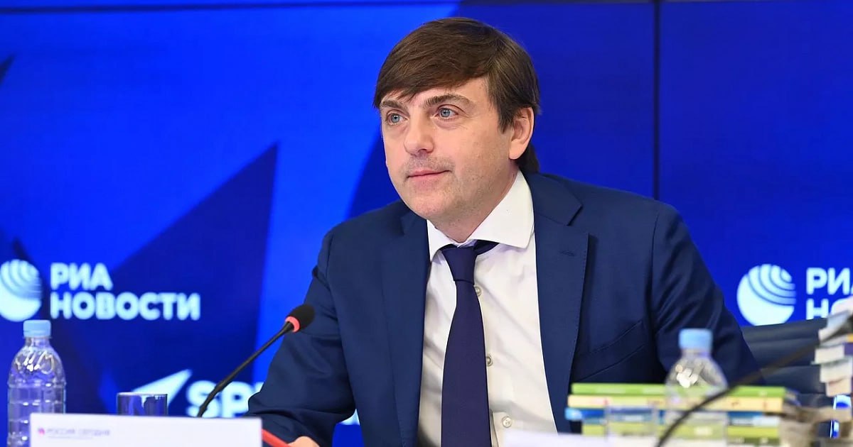 Краснодарский край вошел в ТОП регионов по потребности в учителях Министр просвещения РФ Сергей Кравцов озвучил список регионов, остро нуждающихся в учительских кадрах. Лидирующие позиции заняли Кубань, Красноярский край, Иркутская, Свердловская и Новосибирская области. Особое внимание министра привлекло значительное количество открытых вакансий в перечисленных регионах. Сергей Кравцов обратился к коллегам-депутатам с просьбой поддержать инициативу по решению кадрового кризиса. По последним данным Росстата, уровень потребности в учителях по стране составляет 1,8%, но реальная картина в конкретных регионах оказывается сложнее. Нина Зотина / РИА «Новости» /фото/видео для публикации или заказать рекламу: «Утренний Юг»