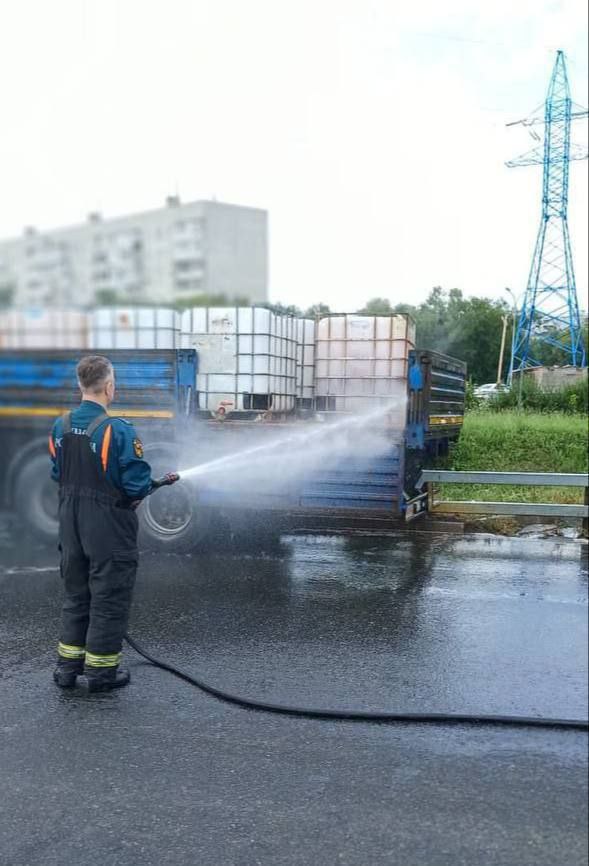 На границе Мытищ и Королева произошел разлив химических реактивов из автоцистерны По данным властей, на съезде с улицы Пионерской из машины на дорогу вылилась азотная кислота. Дорогу оперативно перекрыли. На месте специализированные службы ведут устранение последствий ЧП. Если проезжаете мимо, окна не открывайте, запах очень едкий!